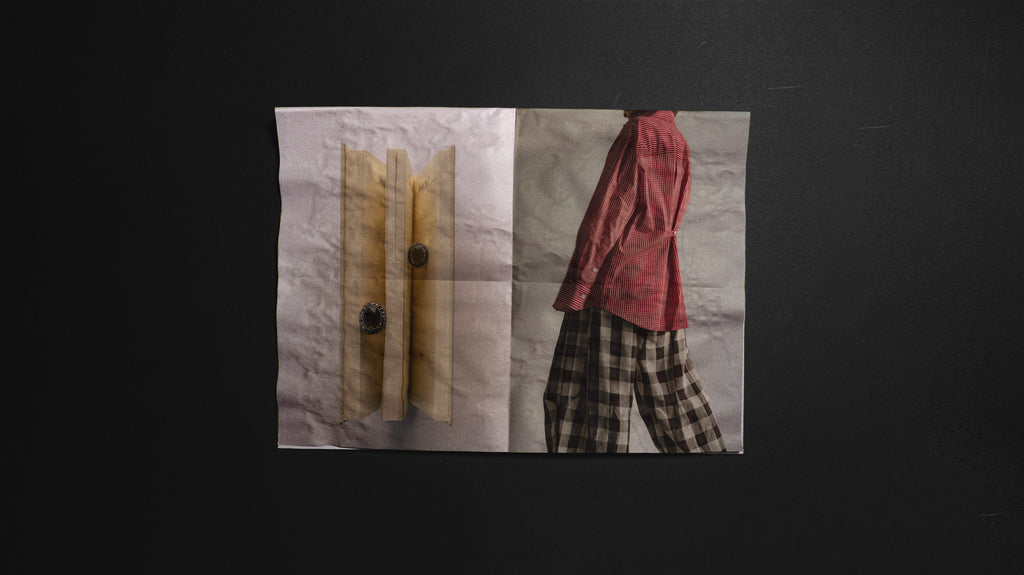 PIÈCE N°8 - Damp Open Notebook Photo Mockup